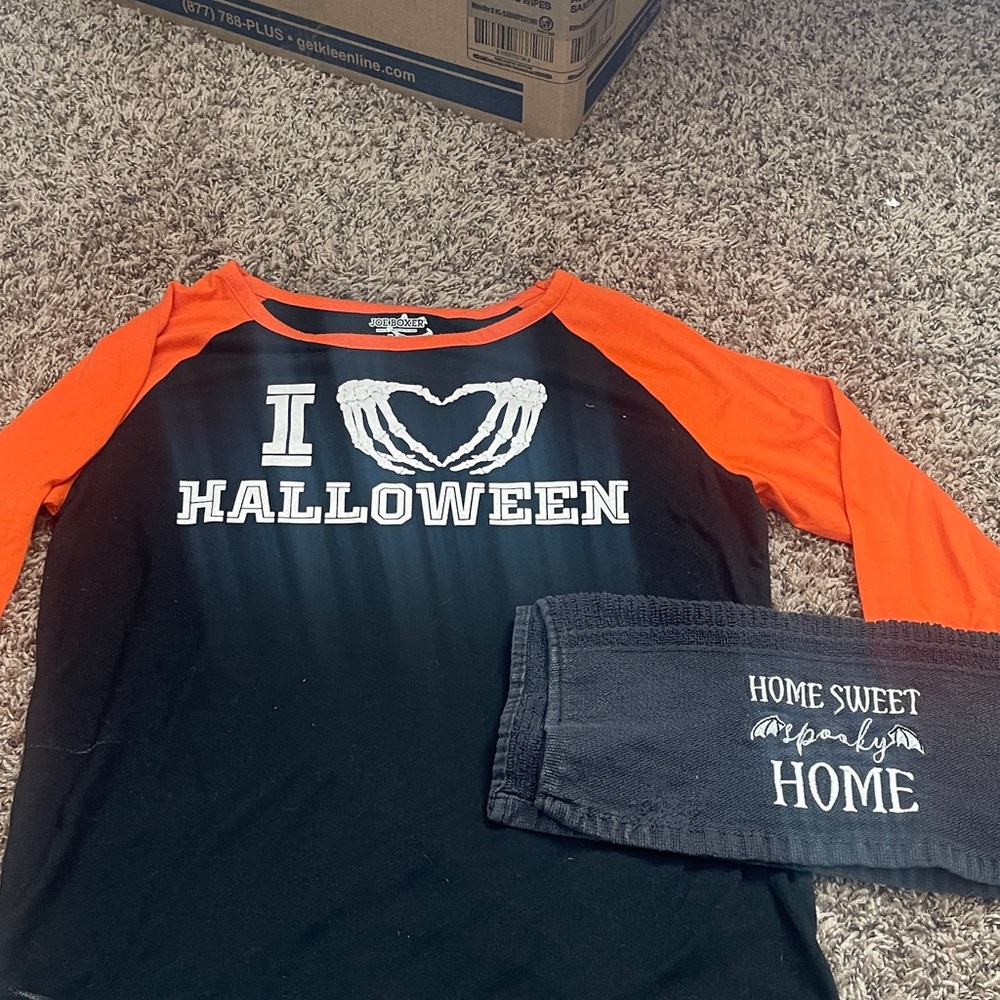 Women’s Halloween shirt. Extra large with free Halloween towel.